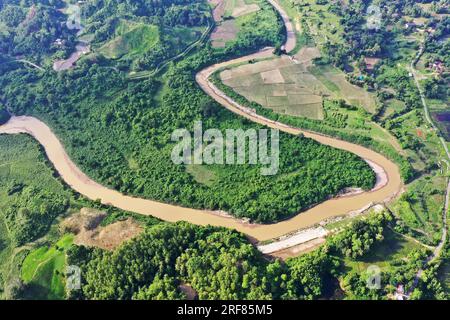 Khagrachhari, Bangladesh - 23 juillet 2023 : la rivière Chengi tordue coule à travers les collines du district de Khagrachari au Bangladesh. Banque D'Images