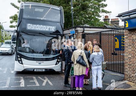 Les fans d'opéra montent à bord d'Un bus pour Glyndebourne Opera House, Lewes, East Sussex, Royaume-Uni. Banque D'Images