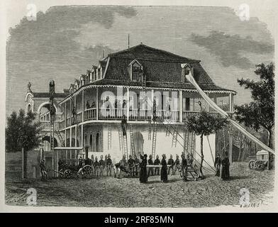 Le petit séminaire ou College Saint Martin a Port-au-Prince ( Port au Prince), avec une brigade de sapeurs pommiers effectif leurs exercices de sauvetage, gravure de H.Clerget, pour illustrer le recit la république d'Haïti, par Edgar la Selve, professeur de rhétorique a Port au Prince, en 1871, Publier dans le tour du monde, sous la direction d'Edouard Charton, 1879, Paris. Banque D'Images