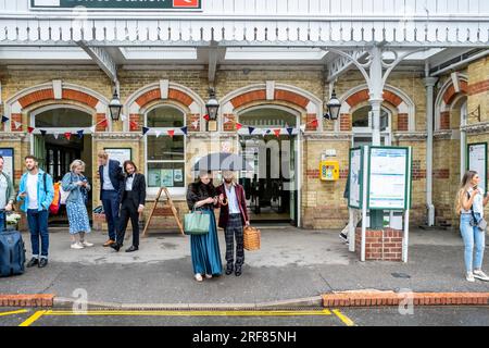 Les fans d'opéra arrivent à la gare de Lewes de Londres en route vers Glyndebourne Opera House, Lewes, East Sussex, Royaume-Uni. Banque D'Images