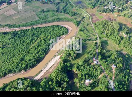 Khagrachhari, Bangladesh - 23 juillet 2023 : la rivière Chengi tordue coule à travers les collines du district de Khagrachari au Bangladesh. Banque D'Images