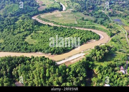 Khagrachhari, Bangladesh - 23 juillet 2023 : la rivière Chengi tordue coule à travers les collines du district de Khagrachari au Bangladesh. Banque D'Images