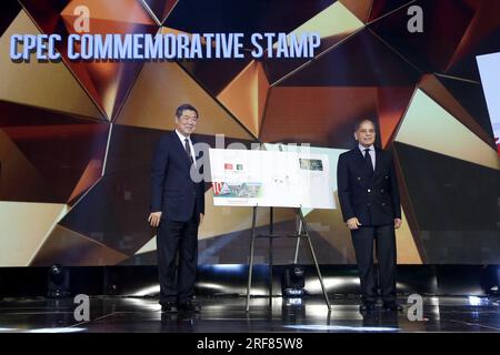 Islamabad, Pakistan. 31 juillet 2023. Le vice-premier ministre chinois He Lifeng (à gauche), le représentant spécial du président chinois Xi Jinping et le premier ministre pakistanais Shahbaz Sharif assistent à la célébration de la Décennie du corridor économique sino-pakistanais (CPEC) à Islamabad, Pakistan, le 31 juillet 2023. Il a assisté lundi à la célébration de la Décennie du CPEC dans la capitale pakistanaise, au cours de laquelle il a lu la lettre de félicitations du président Xi et prononcé un discours. Crédit : Ahmad Kamal/Xinhua/Alamy Live News Banque D'Images