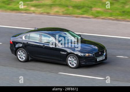 2016 Jaguar XE Prestige D I4 2.0D 180 Start/Stop Black car Berline Diesel 1999 cc roulant à grande vitesse sur l'autoroute M6 dans le Grand Manchester, Royaume-Uni Banque D'Images