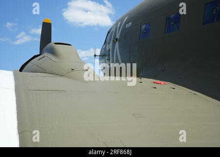 Douglas C47 Dakota devant le musée de batterie d'armes de Merville. Banque D'Images