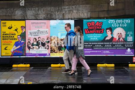 Édimbourg, Écosse, Royaume-Uni. 1 août 2023. Le centre-ville d'Édimbourg est désormais couvert de panneaux publicitaires et d'affiches publicitaires lors du festival Fringe qui commence le 4 août. Iain Masterton/Alamy Live News Banque D'Images