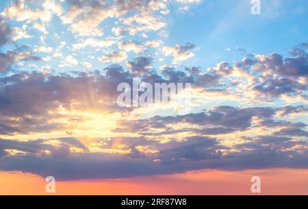 Vraies couleurs douces Panoramic Sunrise Sundown Sanset Sky avec des nuages colorés. Sans oiseaux. Grand ciel panoramique avec soleil. Banque D'Images