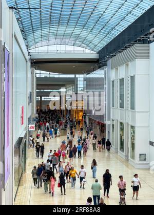 Toronto, Canada, Yorkdale Mall, Groupe de personnes marchant à l'intérieur du célèbre bâtiment commercial. Vue à grand angle montrant la lucarne en verre Banque D'Images