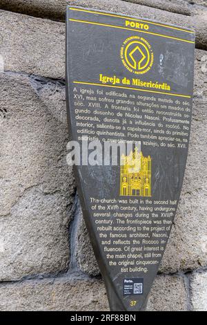 Porto, Portugal, plaque d'information historique à Igreja da Misericordia ou Eglise de la Miséricorde dans la ville de Porto. Le bâtiment du patrimoine est un attrait touristique Banque D'Images