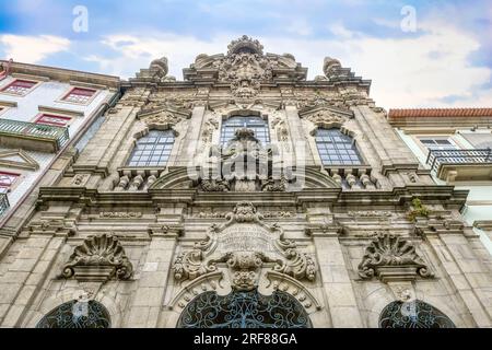 Porto, Portugal, plaque d'information historique à Igreja da Misericordia ou Eglise de la Miséricorde dans la ville de Porto. Le bâtiment patrimonial est une attraction touristique Banque D'Images