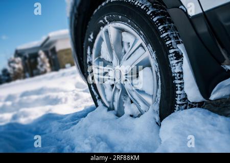 Roue de voiture dans la neige à la saison d'hiver Banque D'Images