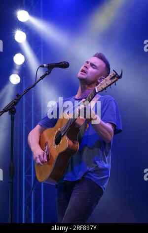 Le chanteur folk Sam Kelly joue au Womad, Charlton Park, Royaume-Uni. 27 juillet 2023 Banque D'Images