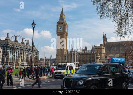 Londres, Royaume-Uni, 2023. Le jour de la Terre, les manifestants sur la place du Parlement, avec un taxi au premier plan, et Big Ben et Westminster en arrière-plan Banque D'Images