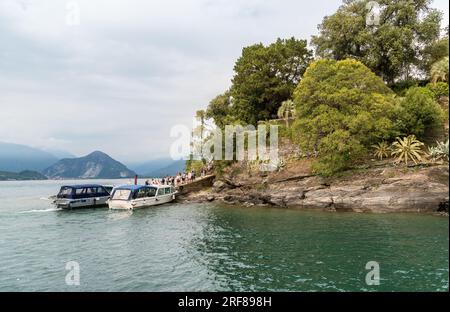 Isola Madre, Piémont, Italie - 6 septembre 2022 : Pier de l'Isola Madre avec des touristes attendant les bateaux pour la croisière sur le lac majeur. Banque D'Images