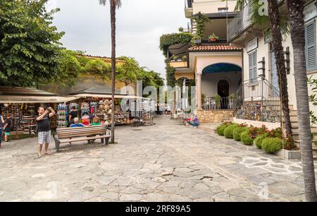 Stresa, Piémont, Italie - 6 septembre 2022: Centre historique avec bars, restaurants et boutiques d'Isola Bella ou belle île, une des Borromées Banque D'Images