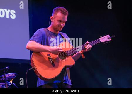 Le chanteur folk Sam Kelly joue au Womad, Charlton Park, Royaume-Uni. 27 juillet 2023 Banque D'Images