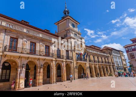 Oviedo, Asturies, Espagne - 16 juillet 2023 : façade de l'hôtel de ville d'Oviedo en été. Place de la Constitution ; Oviedo ; Asturies ; Espagne Banque D'Images