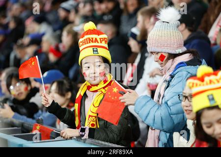 Adélaïde/Tarntanya, Australie, 1 août 2023, coupe du monde féminine de la FIFA (Groupe D - match #39) Angleterre vs Chine, hissant un drapeau pour les relations publiques chinoises lors de leur match de groupe contre l'Angleterre Credit : Mark Willoughby/Alamy Live News Banque D'Images