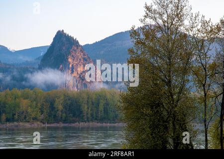 Beacon Rock se dresse au-dessus du fleuve Columbia dans l'État de Washington. Banque D'Images