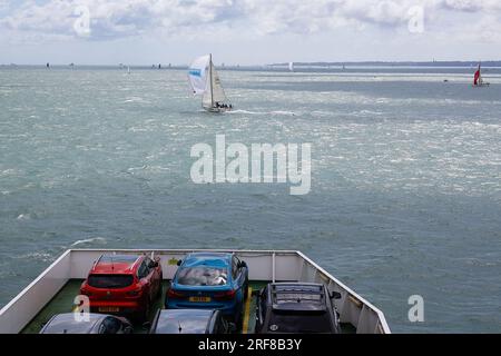 Cowes, IOW, Royaume-Uni. 01 août 2023. Un ferry Red Funnel navigue à travers une voie maritime très fréquentée alors que la semaine Cowes bat son plein. Photographe : Paul Lawrenson, crédit photo : PAL News/Alamy Live News Banque D'Images