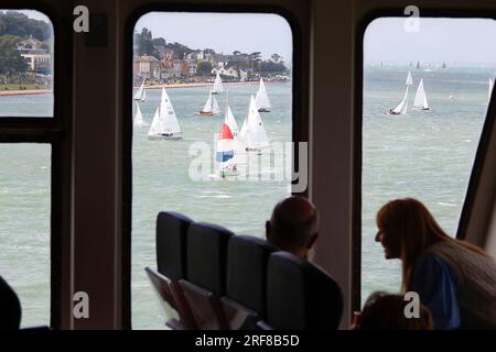 Cowes, IOW, Royaume-Uni. 01 août 2023. Un ferry Red Funnel navigue à travers une voie maritime très fréquentée alors que la semaine Cowes bat son plein. Photographe : Paul Lawrenson, crédit photo : PAL News/Alamy Live News Banque D'Images