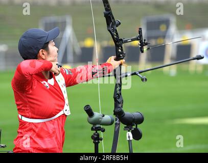 Berlin, Allemagne. 1 août 2023. Sugimoto Tomomi du Japon concourt lors de la ronde de qualification féminine récurrente aux Championnats du monde de tir à l'arc 2023 à Berlin, Allemagne, le 1 août 2023. Crédit : REN Pengfei/Xinhua/Alamy Live News Banque D'Images