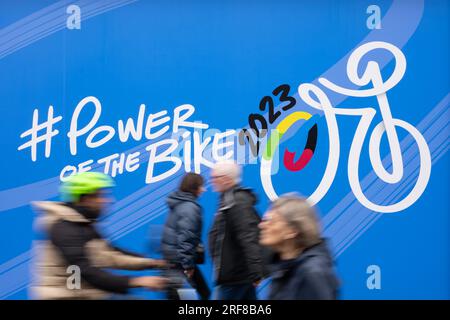 Glasgow, Écosse, Royaume-Uni. 1 août 2023. Préparation des Championnats du monde cycliste UCI 2023 à Glasgow. Photo : les acheteurs passent devant une grande enseigne avec le logo de l'événement et le slogan « Power of the Bike » crédit : Kay Roxby/Alamy Live News Banque D'Images