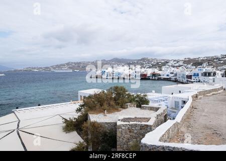 Bâtiments à Little Venice, Chora, Mykonos, Grèce, vue depuis les moulins à vent. Banque D'Images