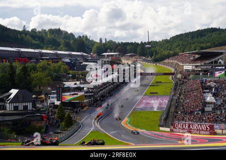 Oscar Piastri d'Australie au volant de la McLaren F1 Team MCL60 Mercedes (81) et Max Verstappen aux pays-Bas au volant de la Oracle Red Bull Racing RB19 Honda RBPT (1) lors du Grand Prix de Belgique de Formule 1 MSC Cruises 2023 le 30 juillet 2023 à Francorchamps, Belgique. Banque D'Images