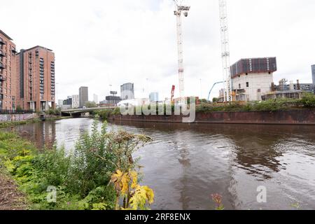 Développement urbain le long de la rivière Irwell, Salford, Borough of Greater Manchester. La rivière divise Salford et Manchester. Banque D'Images