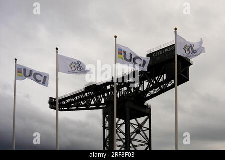 Glasgow, Écosse, Royaume-Uni. 1 août 2023. Préparation des Championnats du monde cycliste UCI 2023 à Glasgow. Sur la photo : drapeaux de l'UCI devant le monument Finnieston Crane crédit : Kay Roxby/Alamy Live News Banque D'Images