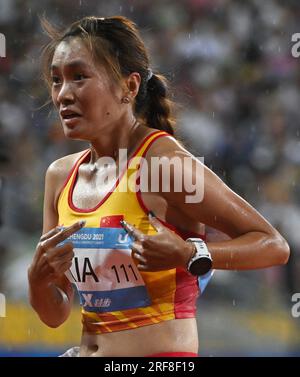 Chengdu, province chinoise du Sichuan. 1 août 2023. Xia Yuyu, de Chine, célèbre la finale du 10000m féminin d'athlétisme aux 31es Jeux mondiaux universitaires d'été de la FISU à Chengdu, dans la province du Sichuan, dans le sud-ouest de la Chine, le 1 août 2023. Crédit : Deng Hua/Xinhua/Alamy Live News Banque D'Images