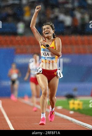 Chengdu, province chinoise du Sichuan. 1 août 2023. Xia Yuyu, de Chine, célèbre la finale du 10000m féminin d'athlétisme aux 31es Jeux mondiaux universitaires d'été de la FISU à Chengdu, dans la province du Sichuan, dans le sud-ouest de la Chine, le 1 août 2023. Crédit : Deng Hua/Xinhua/Alamy Live News Banque D'Images