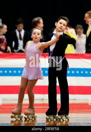 Lincoln, ne, États-Unis. 24 juillet 2023. Ezekiel Hahn et Alba Tough participent à la finale de danse par équipe juvénile aux Championnats nationaux de patinage à roulettes 2023 à Lincoln, ne. Larry C. Lawson/CSM (Cal Sport Media via AP Images). Crédit : csm/Alamy Live News Banque D'Images