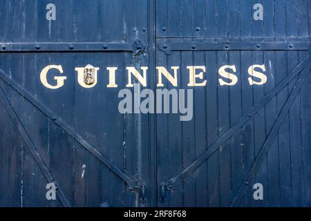 Un panneau Guinness à Thomas Street Dublin, Irlande avec un visage ajouté. Banque D'Images