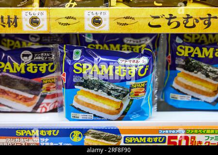 Spam Musubi (Spam むすび) sur une étagère dans un dépanneur japonais Banque D'Images