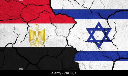 Drapeaux de l'Egypte et d'Israël sur la surface fissurée - politique, concept de relation Banque D'Images