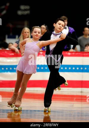 Lincoln, ne, États-Unis. 24 juillet 2023. Ezekiel Hahn et Alba Tough participent à la finale de danse par équipe juvénile aux Championnats nationaux de patinage à roulettes 2023 à Lincoln, ne. Larry C. Lawson/CSM (Cal Sport Media via AP Images). Crédit : csm/Alamy Live News Banque D'Images