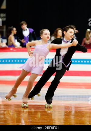 Lincoln, ne, États-Unis. 24 juillet 2023. Ezekiel Hahn et Alba Tough participent à la finale de danse par équipe juvénile aux Championnats nationaux de patinage à roulettes 2023 à Lincoln, ne. Larry C. Lawson/CSM (Cal Sport Media via AP Images). Crédit : csm/Alamy Live News Banque D'Images