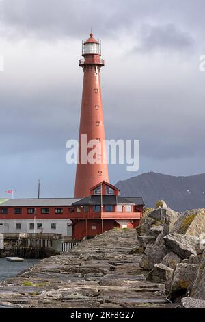 Vue sur le fyr Andenes (phare) depuis le mur du quai contre le ciel nuageux. Andenes, Andøya, archipel de Vesterålen, Nordland, Nord de la Norvège, Europe Banque D'Images