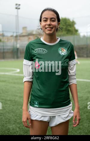 Portrait d'une jeune femme d'une équipe de football composée de Brésiliens vivant à Dublin, en Irlande. Banque D'Images