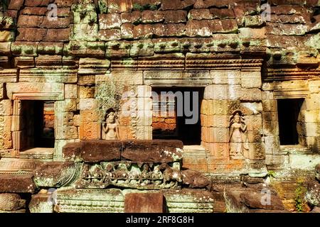 Un fragment d'un ancien mur fait de blocs de construction, bas-reliefs Khmers. Banque D'Images