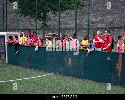 Jeunes qui regardent un match de football à Dublin, en Irlande. Banque D'Images