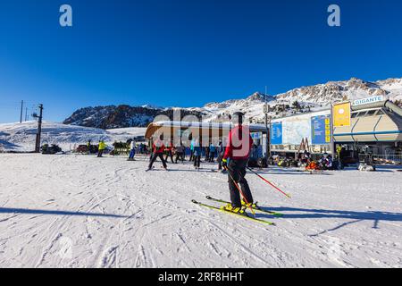 Falcade, Italie - 15 février 2023 : à une station de remontées mécaniques dans les montagnes des Dolomites. Les skieurs font la queue pour prendre le téléphérique. File d'attente des skieurs à Banque D'Images