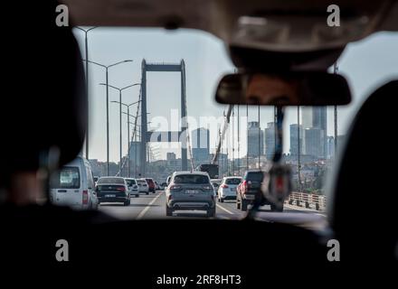 Voyager vers l'ouest dans un taxi à travers le pont du Bosphore qui relie la partie asiatique d'Istanbul avec la partie ouest. Banque D'Images