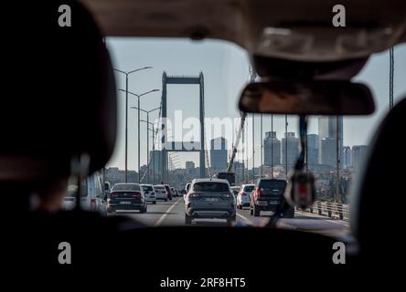 Voyager vers l'ouest dans un taxi à travers le pont du Bosphore qui relie la partie asiatique d'Istanbul avec la partie ouest. Banque D'Images
