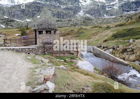 Station de jaugeage ou de jaugeage dans le parc naturel de Peñalara, Sierra de Guadarrama, Comunidad de Madrid. Banque D'Images