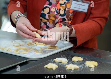 Atelier culinaire dans une résidence de service senior, animation, préparation et dégustation de biscuits au sirop d'érable. Banque D'Images