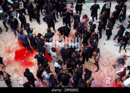 Old Delhi, Inde. 29 juillet 2023. (7/29/2023) (NOTE de LA RÉDACTION : l'image contient du contenu graphique) les musulmans chiites en deuil se flagellent lors d'une procession le dixième jour de Muharram qui marque le jour de l'Ashura dans les vieux quartiers de Delhi (photo de Shivam Khanna/Pacific Press/Sipa USA) crédit : SIPA USA/Alamy Live News Banque D'Images