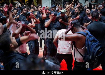 Old Delhi, Inde. 29 juillet 2023. (7/29/2023) (NOTE de LA RÉDACTION : l'image contient du contenu graphique) les musulmans chiites en deuil se flagellent lors d'une procession le dixième jour de Muharram qui marque le jour de l'Ashura dans les vieux quartiers de Delhi (photo de Shivam Khanna/Pacific Press/Sipa USA) crédit : SIPA USA/Alamy Live News Banque D'Images